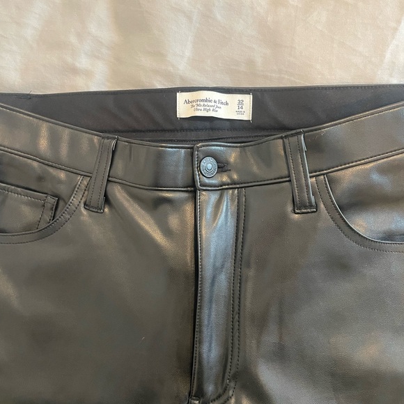 Abercrombie Vegan Leather 90s Relaxed Pant - Picture 3 of 4